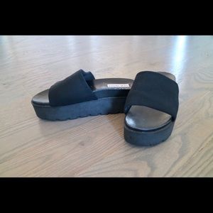 Steve Madden ‘90s style slides